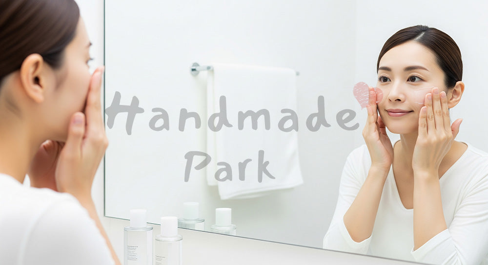 フリー素材 無料 写真｜洗面所で化粧水をなじませる日本人女性のスキンケア（表現3）