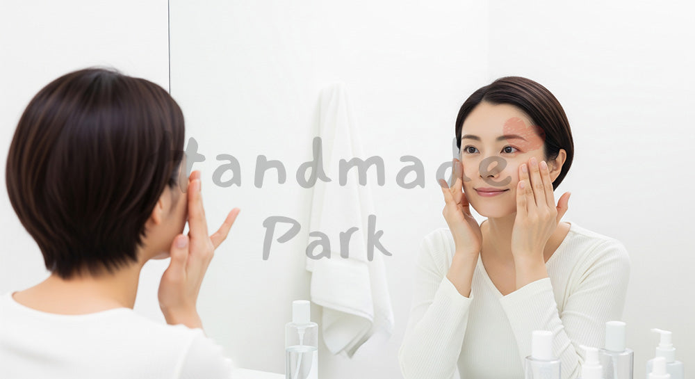 フリー素材 無料 写真｜洗面所で化粧水をなじませる日本人女性のスキンケア（表現1）