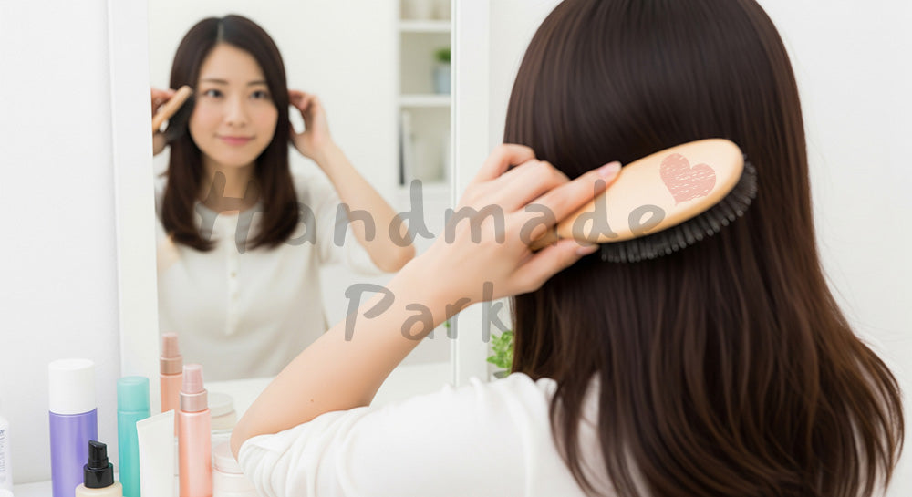 フリー素材 無料 写真｜鏡の前で髪を整える日本人女性のヘアケアシーン