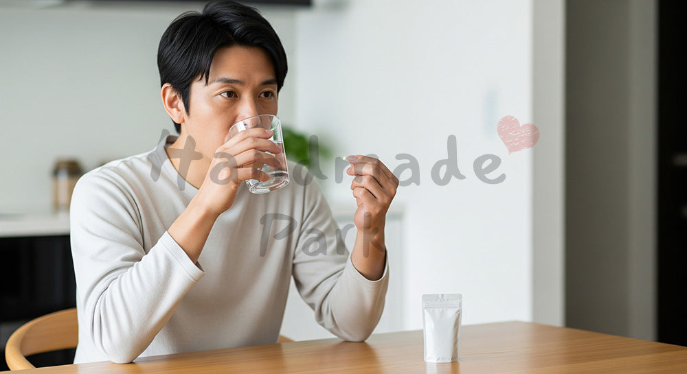 フリー素材 無料 写真｜サプリメントを飲む日本人男性のヘルスケア行動（表現2）