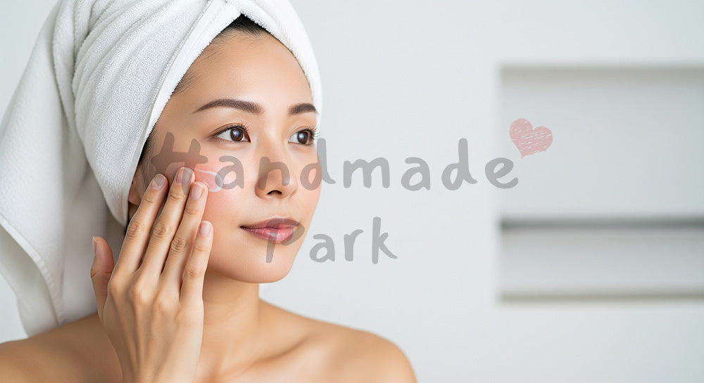 フリー素材 無料 写真｜入浴後に乳液をなじませる日本人女性のスキンケアタイム（表現2）