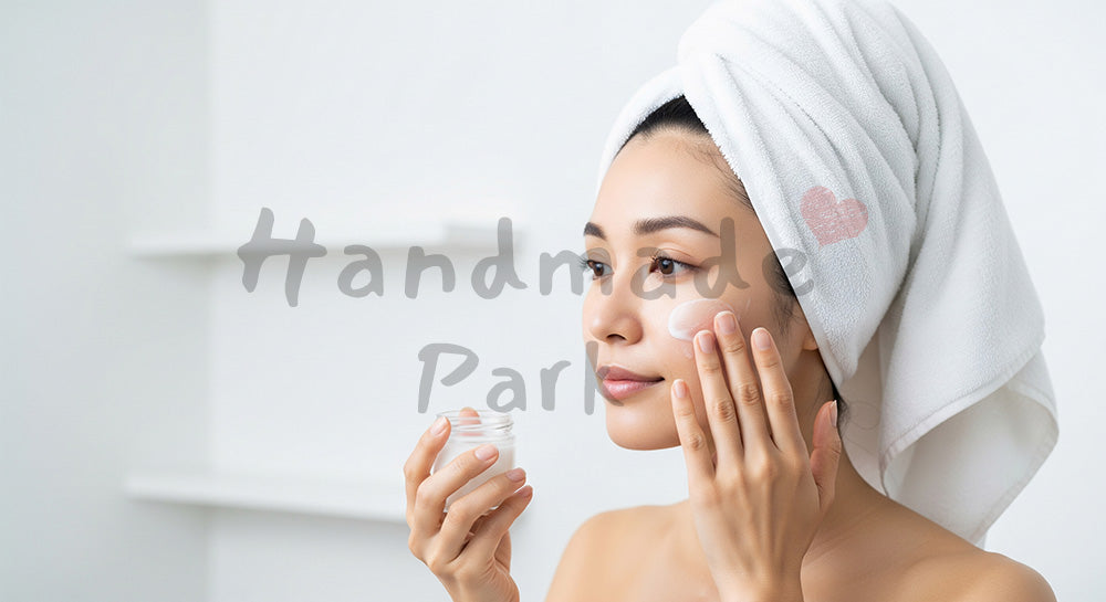 フリー素材 無料 写真｜入浴後に乳液をなじませる日本人女性のスキンケアタイム コピースペースあり