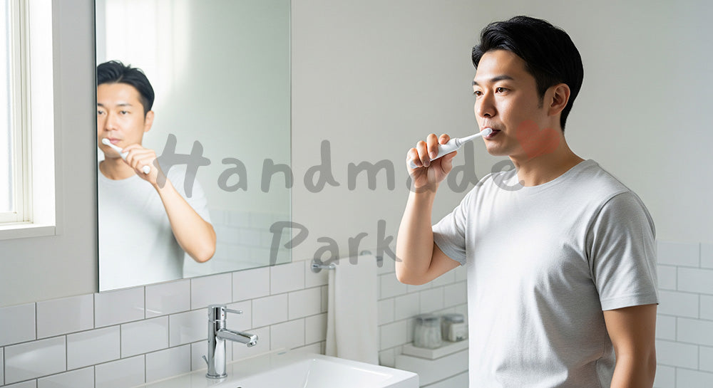 フリー素材 無料 写真｜朝の洗面所で電動歯ブラシを使う日本人男性のヘルスケアシーン（表現2）