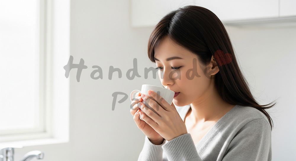 フリー素材 無料 写真｜白湯を飲んで体を整える日本人女性の朝習慣（表現1）
