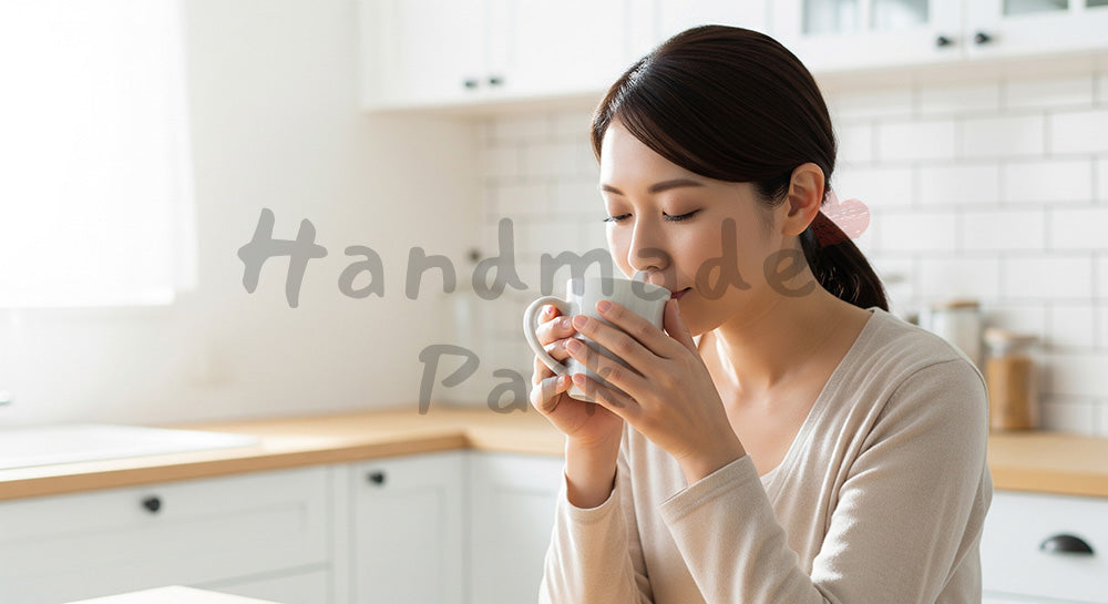 フリー素材 無料 写真｜白湯を飲んで体を整える日本人女性の朝習慣 コピースペースあり