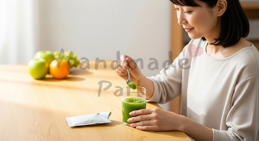 フリー素材 無料 写真｜青汁を飲む日本人女性の健康習慣（表現1）