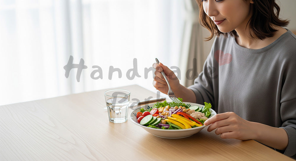 フリー素材 無料 写真｜サラダを食べる日本人女性のヘルシーなランチ（表現3）