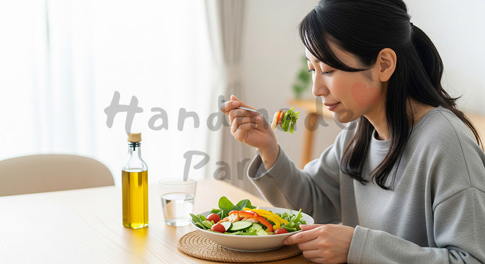 フリー素材 無料 写真｜サラダを食べる日本人女性のヘルシーなランチ（表現1）