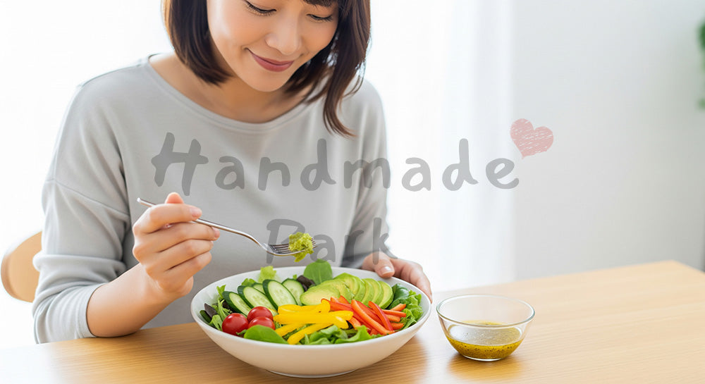 フリー素材 無料 写真｜サラダを食べる日本人女性のヘルシーなランチ コピースペースあり