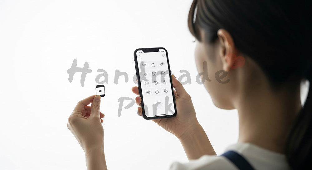 フリー素材 無料 写真｜フリマアプリに出品するため商品撮影をする日本人女性（表現1）