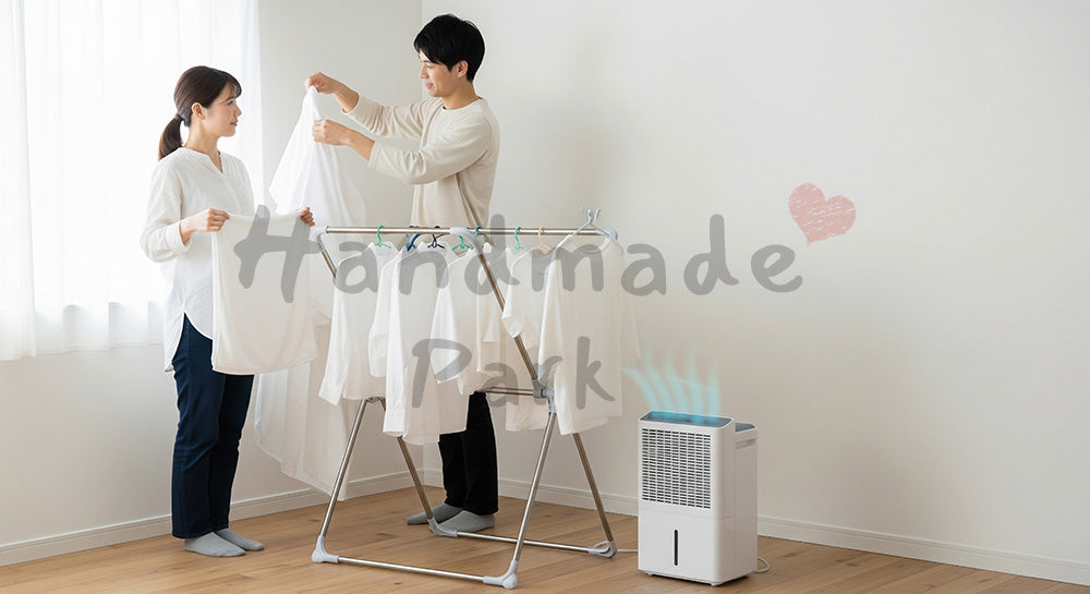 フリー素材 無料 写真｜室内干しスタンドで洗濯物を干す日本人夫婦の雨の日家事シーン 写真背景