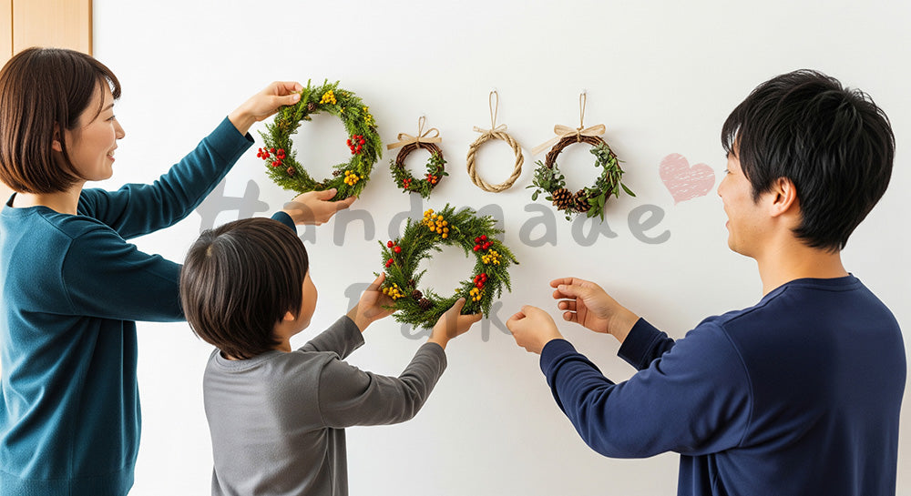 フリー素材 無料 写真｜玄関やリビングに季節の飾りを掛ける日本人家族のデコレーションタイム 写真背景