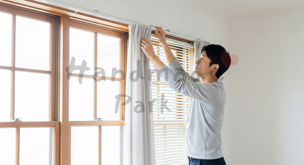 フリー素材 無料 写真｜リビングのカーテンやブラインドを付け替える日本人男性（表現1）