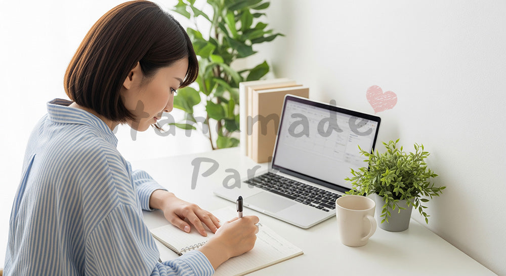 フリー素材 無料 写真｜書斎スペースでノートPCとノートを使いタスク管理をする日本人主婦（表現1）
