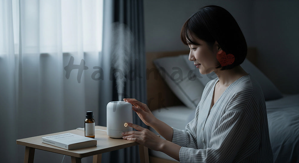 フリー素材 無料 写真｜アロマディフューザーをベッドサイドで使う日本人主婦のナイトルーティン（表現3）