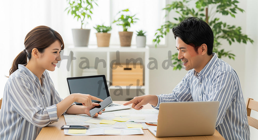 フリー素材 無料 写真｜リビングのテーブルで国内旅行の計画を立てる日本人カップル 背景素材