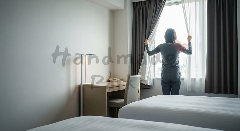 フリー素材 無料 写真｜ビジネスホテル風の客室で朝カーテンを開ける日本人女性の出張・旅行シーン