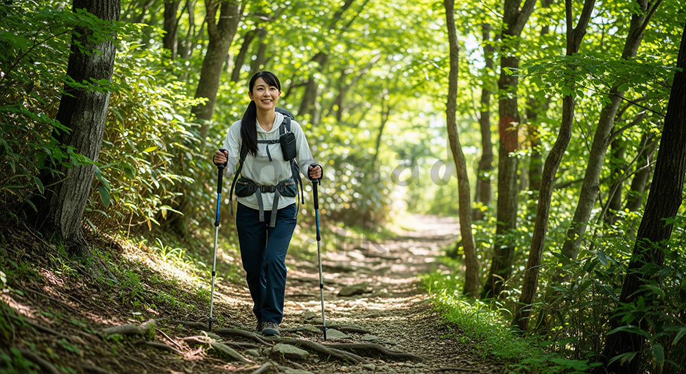 フリー素材 無料 写真｜山道トレイルを歩く日本人女性ハイカーのアウトドア・登山シーン 余白あり