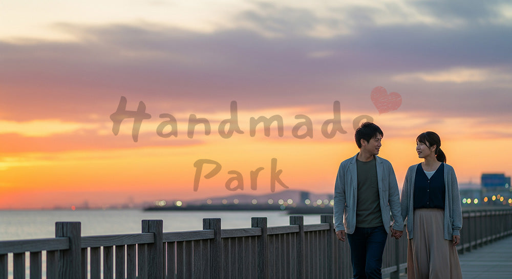 フリー素材 無料 写真｜海辺の遊歩道を夕暮れに散歩する日本人カップルのリゾート・デートシーン 写真背景