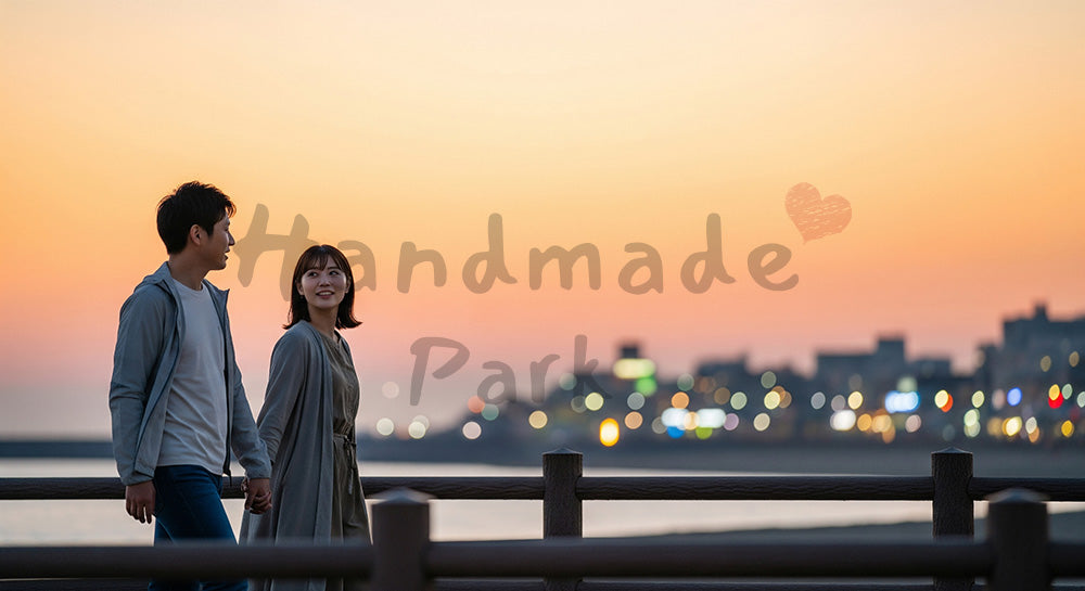 フリー素材 無料 写真｜海辺の遊歩道を夕暮れに散歩する日本人カップルのリゾート・デートシーン
