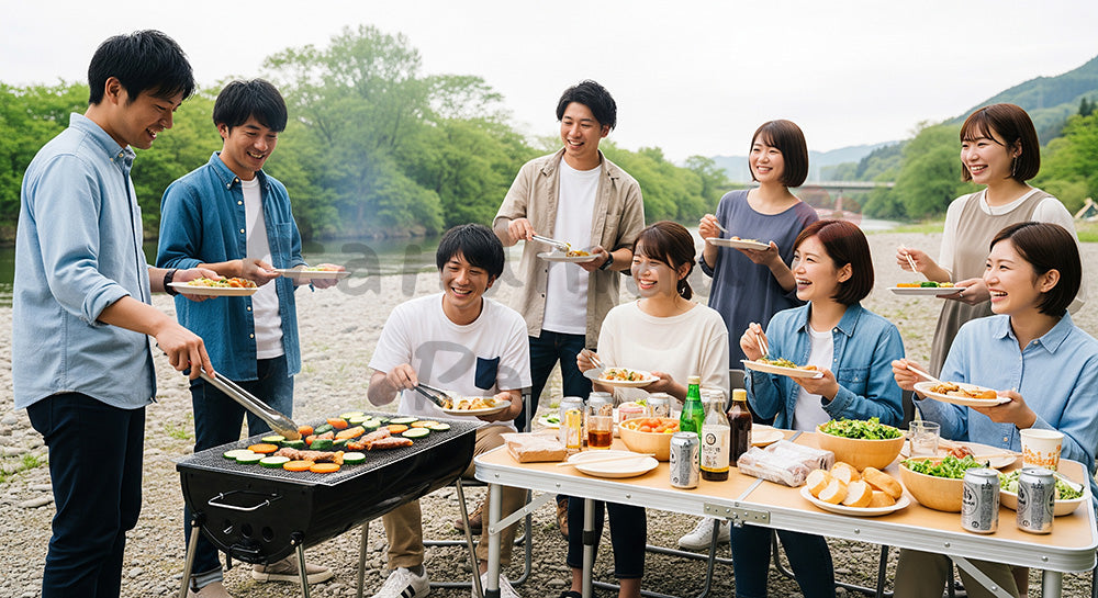 フリー素材 無料 写真｜河川敷でBBQを楽しむ日本人友人グループのアウトドアレジャーシーン 写真背景