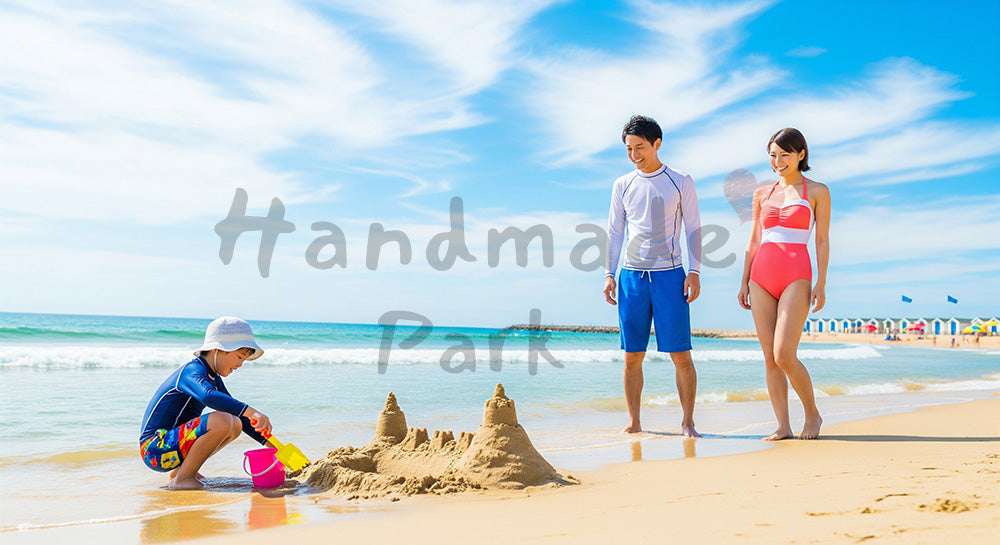 フリー素材 無料 写真｜夏の砂浜で波打ち際遊びを楽しむ日本人家族のビーチレジャーシーン 余白あり