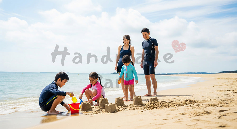 フリー素材 無料 写真｜夏の砂浜で波打ち際遊びを楽しむ日本人家族のビーチレジャーシーン 写真背景