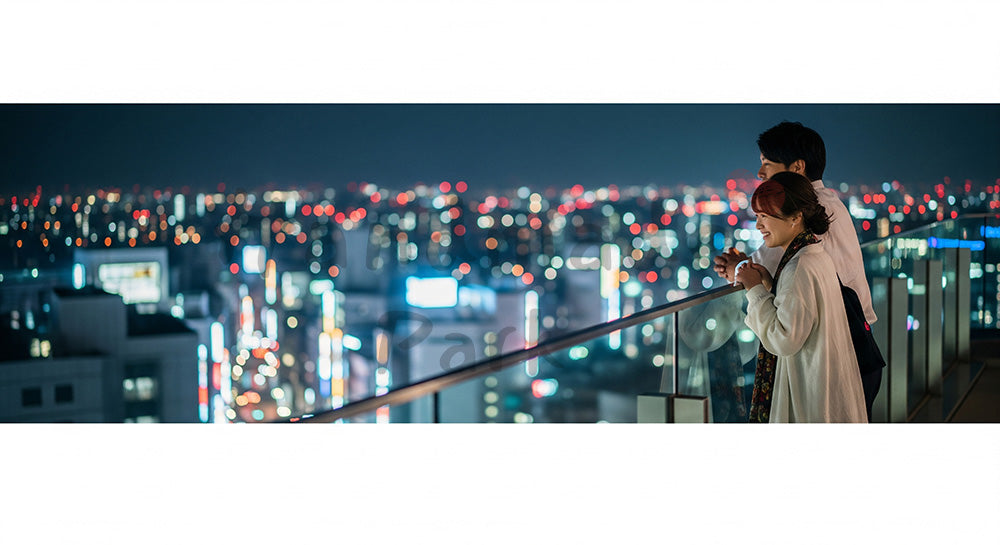 フリー素材 無料 写真｜高層ビルの屋上テラスから夜景を眺める日本人カップルのシティレジャーシーン