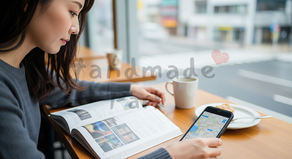 フリー素材 無料 写真｜旅先カフェでガイドブックとスマホを見ながら次の目的地を考える日本人女性 余白あり