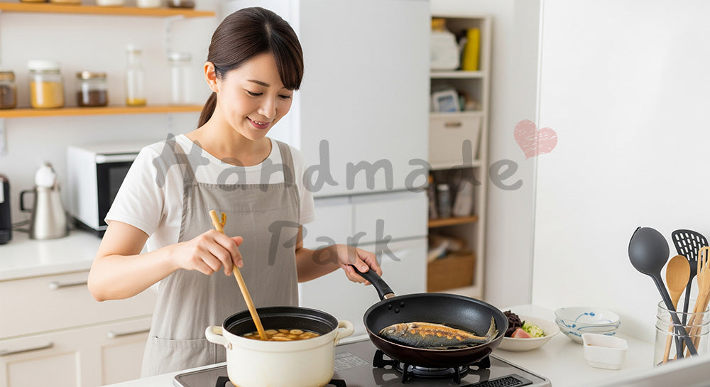 フリー素材 無料 写真｜味噌汁と焼き魚の朝食をキッチンで自炊する日本人女性（表現4）