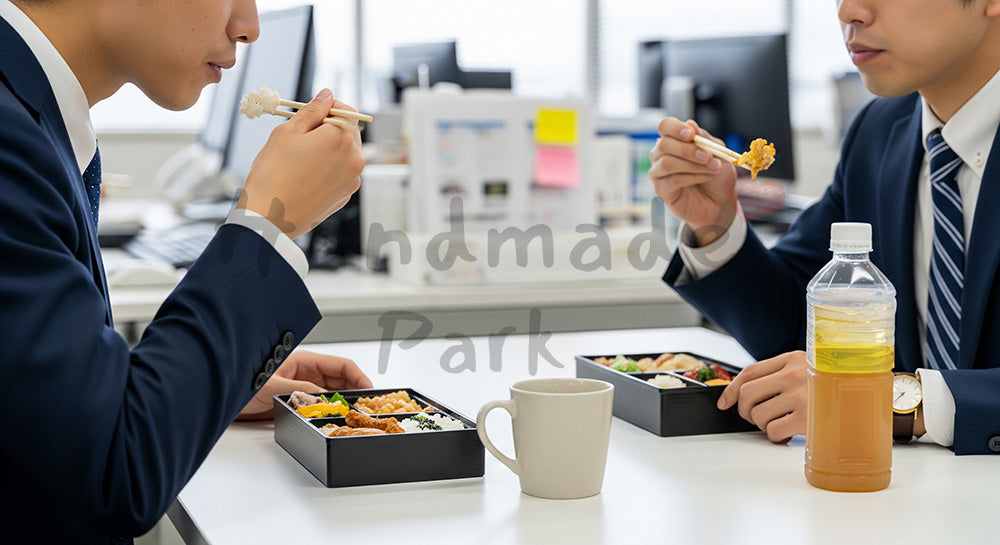 フリー素材 無料 写真｜オフィスのデスクでお弁当ランチを楽しむ日本人ビジネスパーソン（表現8）