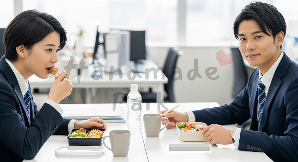 フリー素材 無料 写真｜オフィスのデスクでお弁当ランチを楽しむ日本人ビジネスパーソン（表現6）