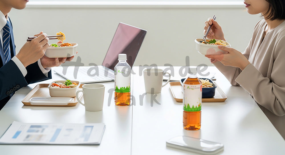フリー素材 無料 写真｜オフィスのデスクでお弁当ランチを楽しむ日本人ビジネスパーソン（表現4）