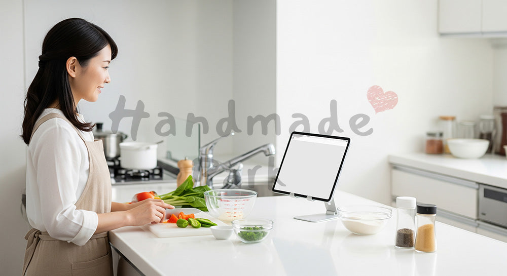 フリー素材 無料 写真｜タブレットでオンライン料理教室を受けながら自宅キッチンで調理する日本人女性（表現3）