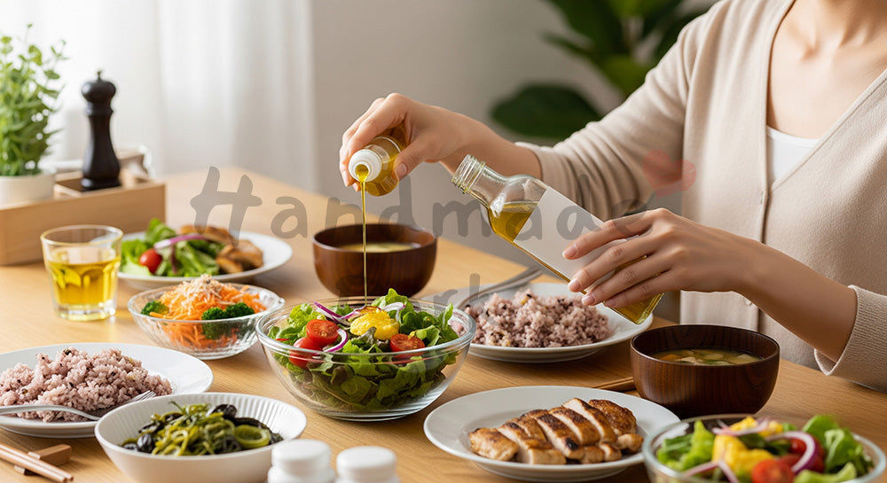 フリー素材 無料 写真｜サラダと雑穀ご飯が並ぶヘルシーな食卓でドレッシングをかける日本人女性（表現5）