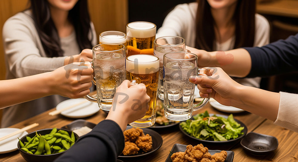 フリー素材 無料 写真｜居酒屋風テーブルでグラスを合わせて乾杯する日本人友人グループの飲み会シーン（表現1）