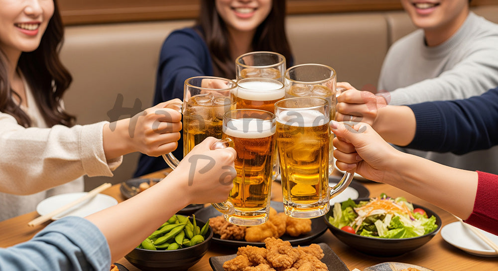 フリー素材 無料 写真｜居酒屋風テーブルでグラスを合わせて乾杯する日本人友人グループの飲み会シーン コピースペースあり