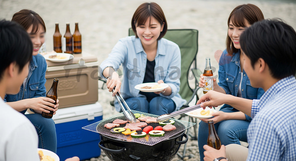 フリー素材 無料 写真｜屋外バーベキューグリルを日本人友人グループが囲んで肉や野菜を焼くシーン 背景素材