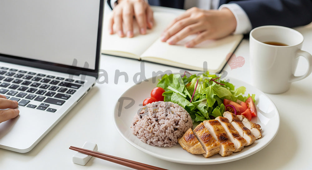 フリー素材 無料 写真｜在宅勤務のデスクでノートPC横にヘルシーなワンプレートランチを置いた日本人ビジネスパーソンの昼食シーン 余白あり