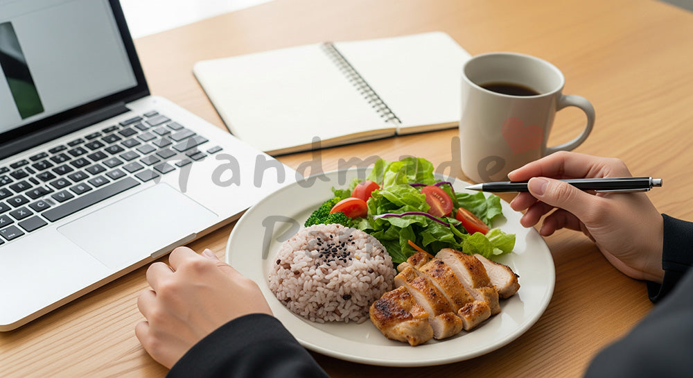 フリー素材 無料 写真｜在宅勤務のデスクでノートPC横にヘルシーなワンプレートランチを置いた日本人ビジネスパーソンの昼食シーン 写真背景