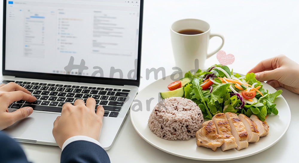 フリー素材 無料 写真｜在宅勤務のデスクでノートPC横にヘルシーなワンプレートランチを置いた日本人ビジネスパーソンの昼食シーン 背景素材