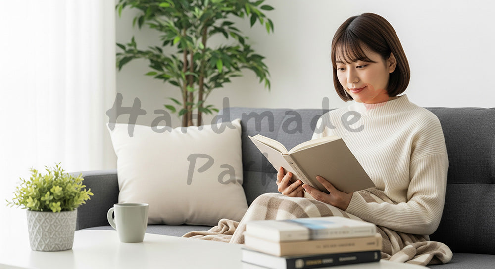 フリー素材 無料 写真｜ソファで本を読む20代日本人女性のリビング読書タイム 背景素材