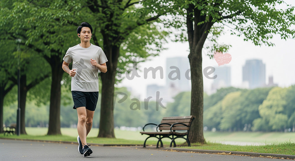フリー素材 無料 写真｜朝の公園でジョギングをする日本人男性ランナーのヘルシーライフ 余白あり