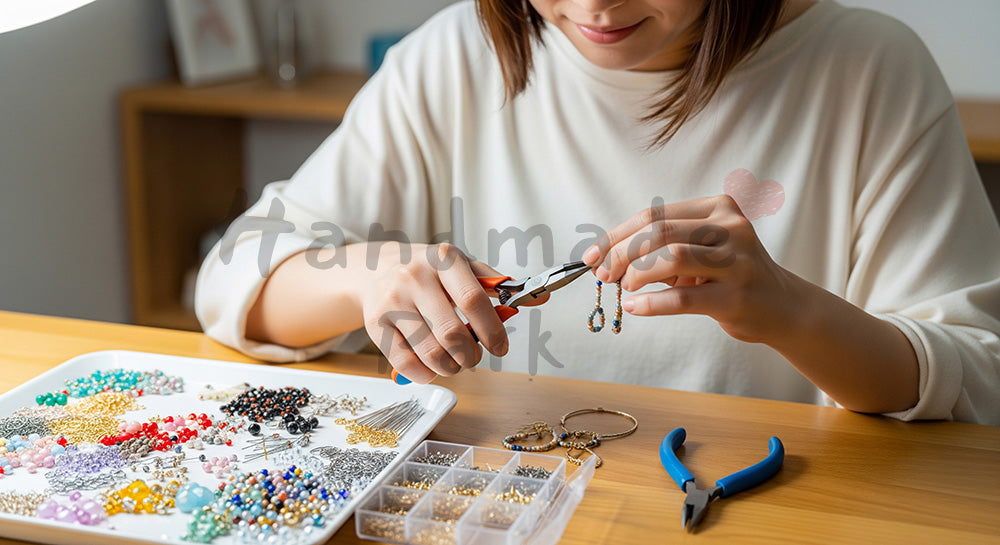 フリー素材 無料 写真｜ハンドメイドピアスを制作する日本人女性クリエイターの手元シーン 余白あり