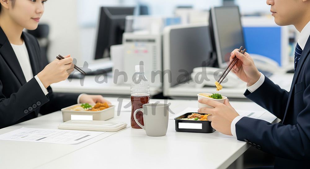 フリー素材 無料 写真｜オフィスのデスクでお弁当ランチを楽しむ日本人ビジネスパーソン（表現2）
