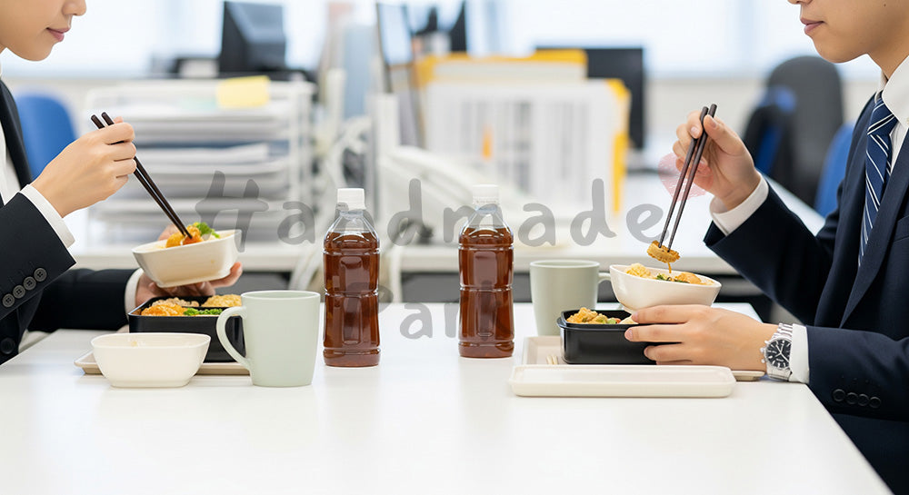 フリー素材 無料 写真｜オフィスのデスクでお弁当ランチを楽しむ日本人ビジネスパーソン 背景素材