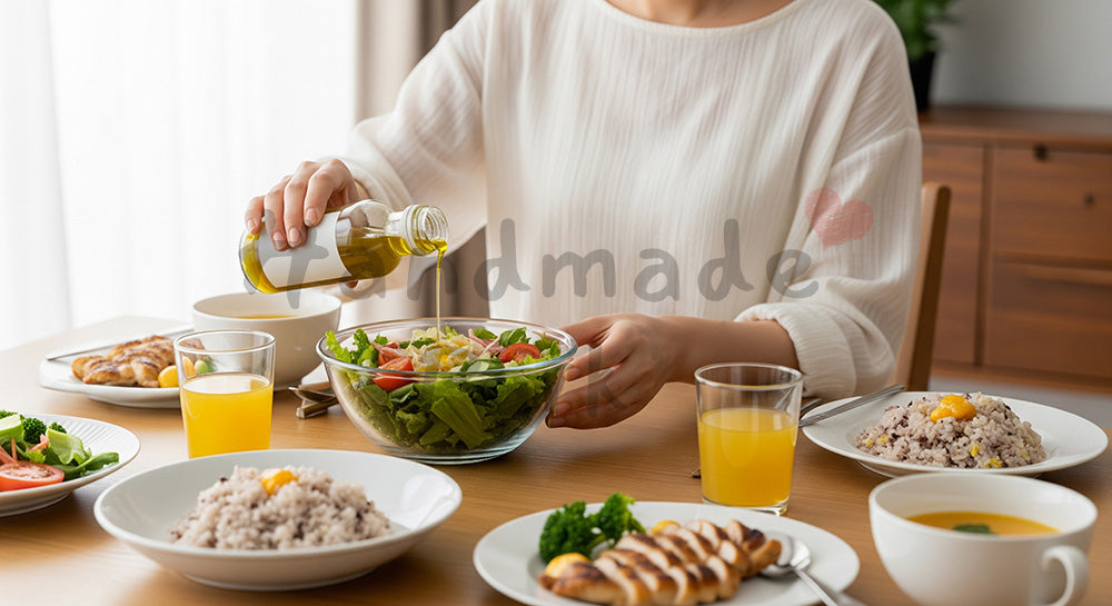 フリー素材 無料 写真｜サラダと雑穀ご飯が並ぶヘルシーな食卓でドレッシングをかける日本人女性 写真背景