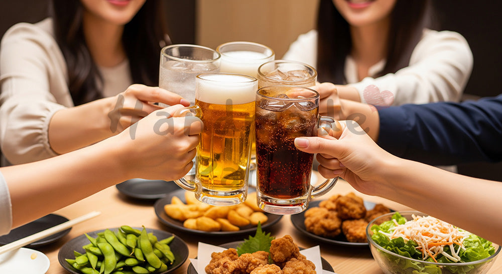 フリー素材 無料 写真｜居酒屋風テーブルでグラスを合わせて乾杯する日本人友人グループの飲み会シーン 背景素材