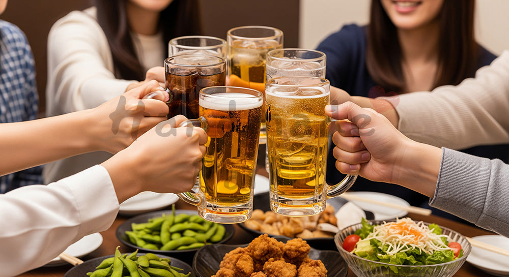 フリー素材 無料 写真｜居酒屋風テーブルでグラスを合わせて乾杯する日本人友人グループの飲み会シーン