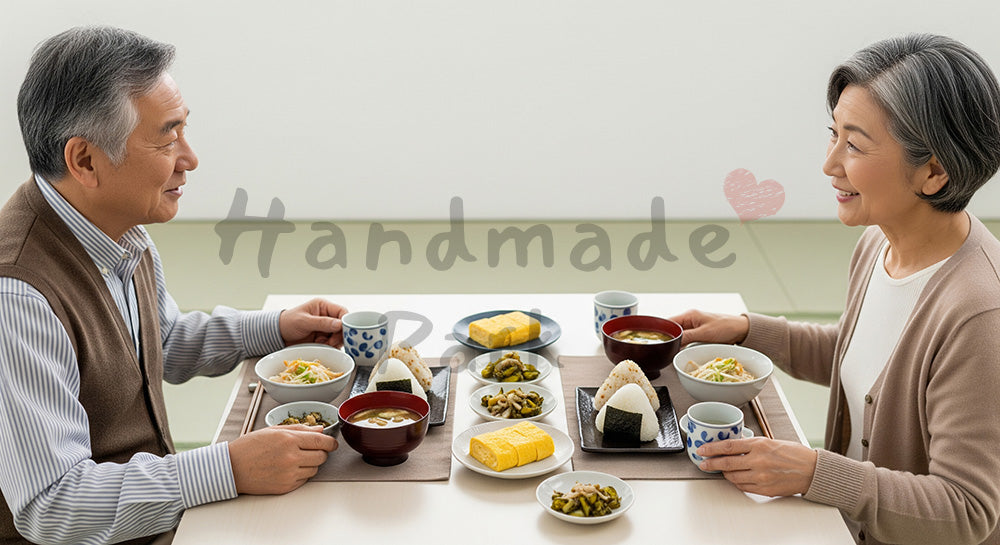 フリー素材 無料 写真｜おにぎりや味噌汁を並べた和食ランチを夫婦で囲む日本人シニア夫婦の食卓シーン 背景素材